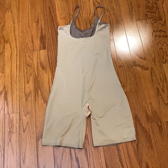 Reversible nude & tan body shaper. Size Medium-Large - Picture 1 of 8